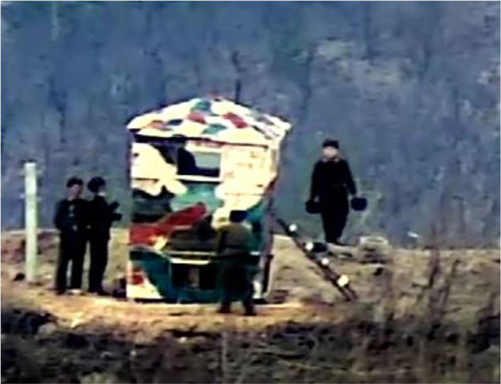 국방부는 27일 '북한의 9·19 군사합의' 파기 선언 관련 입장문을 통해 북한이 지난 24일부터 일부 군사조치에 대한 복원 조치를 감행 중이라고 밝혔다. 사진은 북한군이 목재로 구조물을 만들고 얼룩무늬로 도색하는 모습. 뉴시스