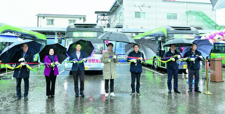 경산시가 12월부터 전기 저상버스를 대중교통에 도입, 운행을 시작한다. 경산시는 교통약자 이동 편의 증진과 친환경 교통 구축의 일환으로 전기 저상버스 9대를 도입해 12일부터 100번, 399번, 809번, 918번, 990번, 991번 등 간선 위주로 운행을 개시한다. 경산시가 전기 저상 시내버스를 도입하는 것은 이번이 처음으로 도입된 전기 저상버스는 대중교통 이용객의 편의 증진을 위해 전면, 측면, 후면 LED행선판을 설치해 운영한다. 또한, 출입구가 낮아 고령자, 어린이, 장애인, 임산부 등 교통약자들의 승하차 시 큰 효과가 있을 것으로 예상된다. 또한 전기버스는 주행 시 기존 내연기관 버스에 비해 미세먼지와 온실가스 등 대기오염물질 배출이 발생하지 않아 경산의 대기환경 개선에도 큰 도움이 될 것으로 기대된다. 경산시는 2024년 예산편성을 통해 전기 저상버스 16대를 추가 도입하고, 2028년까지 전 노선에 친환경 전기, 수소 버스를 배치할 계획이다. 이종구기자