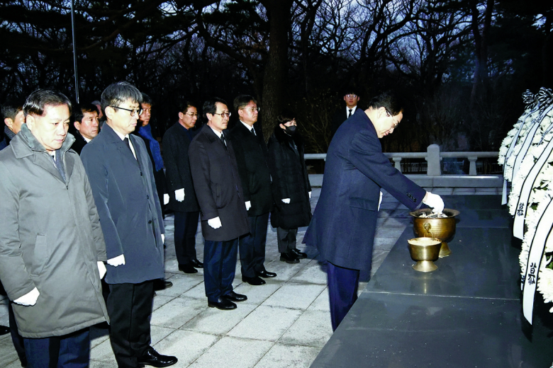 주낙영 경주시장은 갑진년(甲辰年) 청룡의 해를 맞아 2일 오전 충혼탑 참배를 시작으로 2024년 새해 업무에 나섰다. 이날 주낙영 시장은 경주 황성공원을 찾아 충혼탑에 헌화와 분향을 하며 순국선열과 호국영령의 넋을 기렸다. 이날 참배에는 지역구 국회의원인 김석기 의원과 이철우 경주시의회 의장, 보훈 및 기관단체장들도 참석해 갑진년 새해 힘찬 시정출발과 경주의 발전을 함께 기원했다. 주낙영 시장은 “경주시민 모두가 환하게 웃는 삶을 영위할 수 있도록 우리가 가진 모든 역량을 모으자”고 강조했다. 최지혜기자