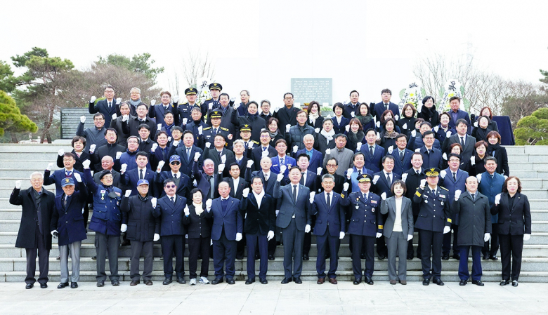 칠곡군은 2일 왜관읍 소재 충혼탑에서 갑진년(甲辰年) 새해를 맞이해‘2024년 신년참배’행사를 가졌다. 이날 신년 참배 행사에는 김재욱 칠곡군수를 비롯하여 심청보 칠곡군의장 및 도·군의원, 기관장, 보훈단체장 등 90여 명이 참석하여 헌화와 분향을 통해 순국선열과 호국영령의 숭고한 넋을 기리고, 희망찬 새해를 다짐하는 시간을 가졌다. 강미선기자