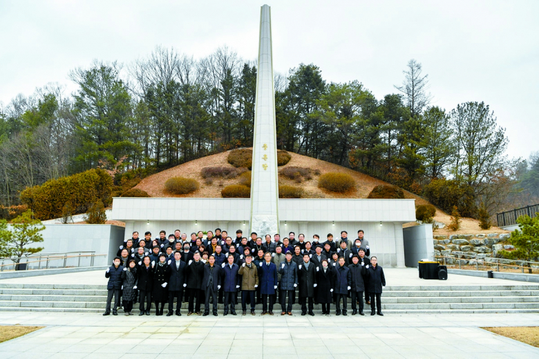 영주시는 2일 박남서 시장과 간부 공무원들이 참석한 가운데 충혼탑 참배를 시작으로 2024년 갑진년 새해 업무를 시작했다. 이날 참배는 새해를 맞아 조국을 위해 산화한 영령들의 명복을 빌고 올 한해 영주시의 발전과 시민의 안녕을 기원하며 엄숙하고 경건한 분위기 속에서 치러졌다. 충혼탑 참배 후 9시 30분 시청 강당에서 소속 공무원 200여 명이 참석한 가운데 시무식 행사를 가지고 새해 희망찬 출발을 다짐했다. 금인욱기자