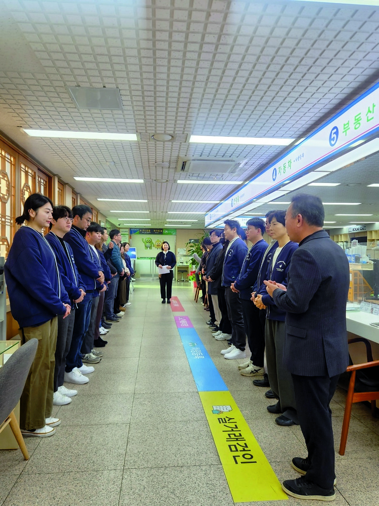 성주군 민원과는 22일 군민의 민원행정에 대한 만족도를 향상시키기 위해 2024년 첫 직원 친절교육을 실시했다. 이번 친절교육은 실질적인 교육이 될 수 있도록 ‘오늘의 강사’로 선정된 민원과 조상희 주무관이 ‘민원인을 배려하는 표현’ 이란 주제로 본인이 경험한 친절·불친절 사례 중심 교육과 직원상호간 피드백을 나누는 시간을 가져 피부에 와닿는 현장맞춤형 교육으로 진행됐다고 한다. 한편 민원과는 매주 월요일 업무시작 전 직원을 대상으로 고객응대 및 친절마인드 교육을 실시할 예정이며, 교육은 오늘의 강사로 선정된 직원이 본인의 민원경험을 바탕으로 실제적인 교육안을 준비해 진행할 예정이라고 한다. 이명수 민원과장은 “역지사지의 마음을 강조하며 자기중심적 사고의 전환이 친절의 기본인만큼 소통하고 공감하는 행정서비스로 군민과 직원이 함께 행복한 성주군이 되도록 노력하겠다”고 말했다. 윤기영기자