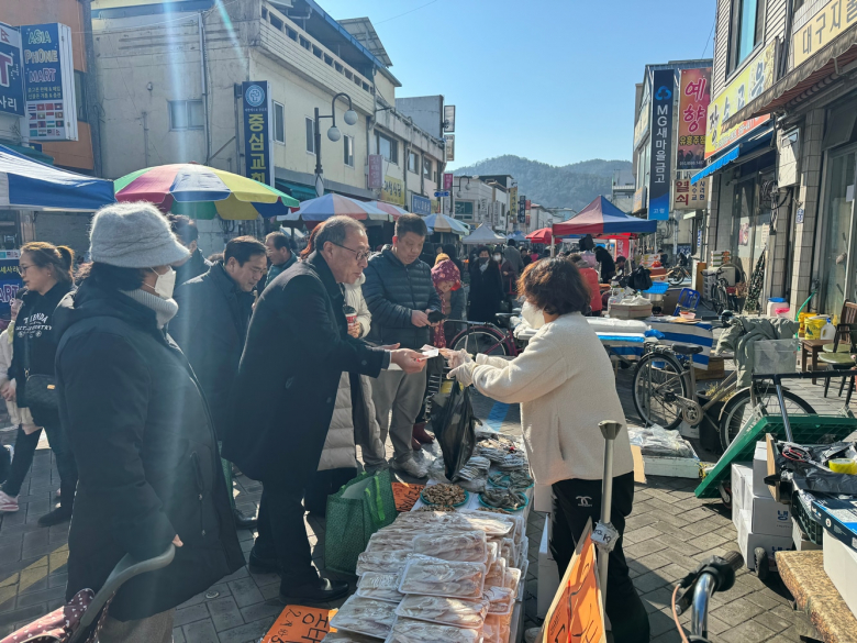 고령교육지원청은 설 명절을 맞아 고령대가야시장 장날인 29일에 직원들과 함께 장보기 행사를 실시했다. 이날 행사는 지역 인구감소와 경기 침체로 힘들어하는 전통시장 상인들에게 힘을 보태고 상인들의 노고를 위로하기 위해 마련됐으며, 장보기에 나선 직원들은 고령 지역화폐로 과일, 건어물 등 설 제수 용품과 값싸고 질 좋은 지역 농산물을 구매하는 등 전통시장이 예전 모습을 되찾길 바라는 한마음으로 적극적으로 행사에 참여했다. 김호상 교육장은 “매년 장보기행사때마다 상인분들의 사정을 들어보면 시장 사정이 그다지 좋아지지 않는 거 같아 참 안타깝다. 지역 상권을 살리기 위한 방안들에 대해 지자체와도 적극 협력하겠지만 교육청 입장에서 할 수 있는 사업들을 깊이 고민하고 발굴해 적극적으로 추진해 나가겠다”고 전했다. 윤기영기자