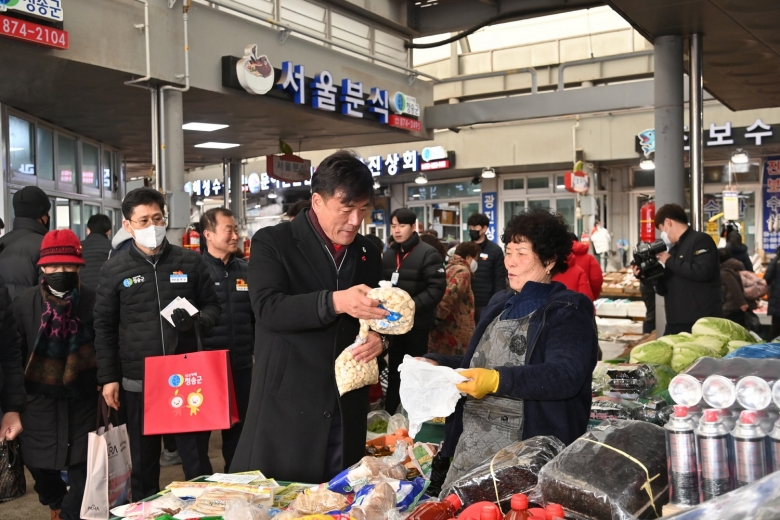 청송군은 설날을 맞아 4일 오는 8일까지 “설명절 전통시장 장보기 행사’를 펼친다. 이번행사는 지역 상권의 침체로 경영에 어려움을 겪고 있는 전통시장과 지역 경제 활성화를 위해 추진되며,  4일 안덕전통시장을 시작으로 2월 8일 진보객주전통시장까지 군 공무원 및 관내 기관, 단체 등 약 600여명이 방문해 제수용품 등을 구입하여 전통시장 이용 활성화에 앞장서고 지역경제와 민심을 살핀다.김연태기자