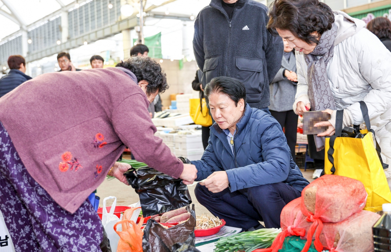성주군은 지난 2일 민족 고유의 명절인 설을 앞두고 경기침체로 어려움을 겪은 전통시장 상권을 살리고 지역경제활성화를 위해, 설맞이 전통시장 장보기 행사를 실시했다. 이번 설맞이 장보기 행사는 성주군 전 공직자와 기관, 단체가 참여해 지역에서 생산되는 각종 농산물과 설 명절에 사용할 제수용품을 구매하며, 시장 상인들과 따뜻한 정과 인심을 나눴다. 오세문 시장 상인회장은 “경기가 좋지 않아 모두가 힘든 시기지만 전통시장을 방문으로 모두 따뜻한 명절이 되시길 바란다”며 “더 좋은 상품과 친절한 서비스 제공으로 훈훈하고 활력 넘치는 시장이 될 수 있도록 노력하겠다”고 밝혔다. 이병환 성주군수는 “이번 설 명절에는 전통시장에서 따뜻한 정과 추억을 느끼시길 바란다”며 “움츠러든 경기 탓에 어려움을 겪는 소상공인과 군민들이 행복한 설 명절을 보낼 수 있도록 민생경제 안정과 지역 경제 활성화에 최선을 다하겠다”고 전했다. 윤기영기자