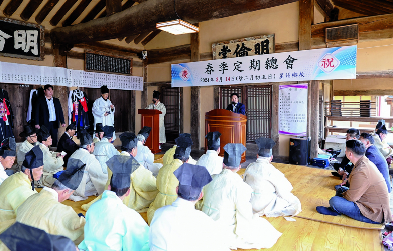 성주군은 지난 14일 성주향교 대성전에서 관내 유림회원, 주민 등 100여 명이 참석한 가운데 ‘성주향교 춘계 석전대제’를 봉행했다. 전통, 고전, 예술적 가치가 세계에서 유일해 국가 중요 무형문화재로 지정된 석전대제는 음력 2월, 8월 상정일(上丁日)에 공자를 모시는 사당인 문묘, 성균관의 대성전에서 공자를 비롯한 선성과 선현들에게 지내는 제사로, 모든 유교적 제사 의식의 전범이며 가장 규모가 큰 제사여서 석전대제라 불린다. 이날 성주향교에서 봉행한 석전대제에는 이병환 성주군수, 성주군의회 김성우 의장, 경북도의회 강만수 도의원 등이 참석한 가운데 배현탁 전교가 초헌관을, 이종광 씨가 아헌관을, 이계수 씨가 종헌관을 맡아 예를 갖춰 제를 올리고 그 뜻을 기렸다. 윤기영기자