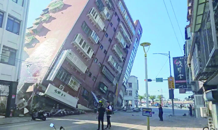 3일(현지시각) 대만 TVBS의 영상 사진에 대만 동부 화롄현의 한 건물이 이날 발생한 강진으로 일부 붕괴하며 크게 기울어져 있다. 뉴시스