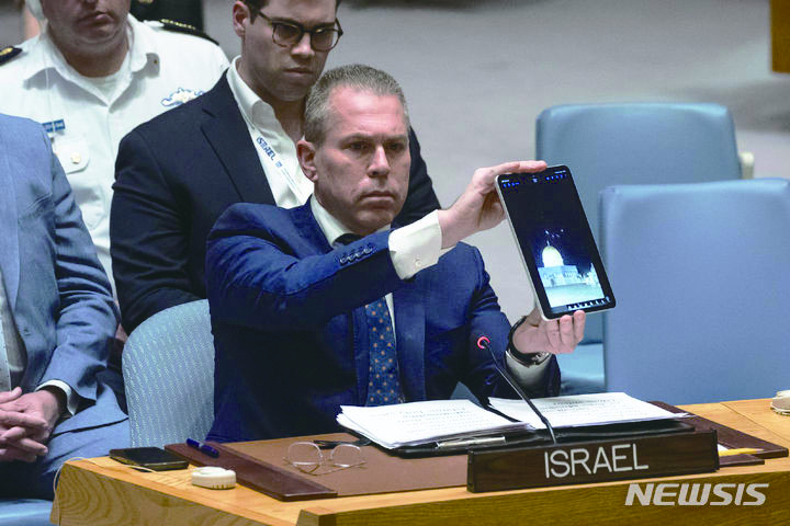 길라드 에르단 유엔 주재 이스라엘대사가 14일(현지시각) 미국 뉴욕에 있는 유엔본부에서 열린 안전보장이사회 긴급 회의에서알아크사 모스크 상공을 비행하는 이란 미사일의 영상을 보여주고 있다. 뉴시스