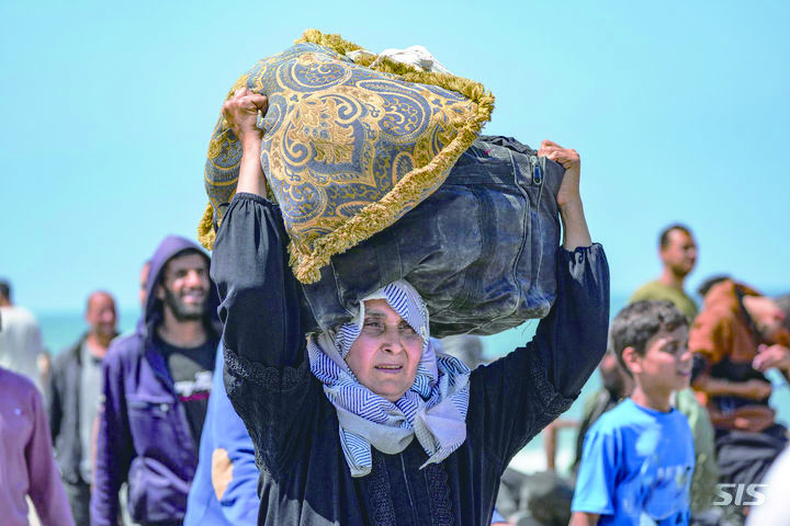 14일(현지시각) 가자지구 중부의 팔레스타인 난민들이 가자지구 북부로 걸어서 돌아가고 있다. 뉴시스