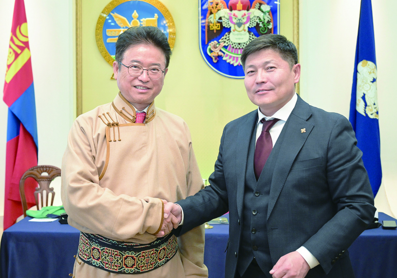 17일 몽골 울란바토르시청에서 이철우 경북지사(왼쪽)와 냠바타르 시장이 친환경에너지 공급과 그린도시 조성 및 양수발전소 사업 협력협약을 하고 있다.