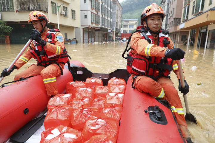 22일(현지시각) 중국 남부 광둥성 잉더의 롄장커우 마을에서 구급대원들이 폭우 피해 주민들에게 전달할 음식을 보트로 나르고 있다. 현지 당국은 지난 19일부터 광둥성에 쏟아진 폭우로 강이 범람해 지금까지 최소 10명이 숨지고 11만 명이 대피했다고 전했다. 뉴시스