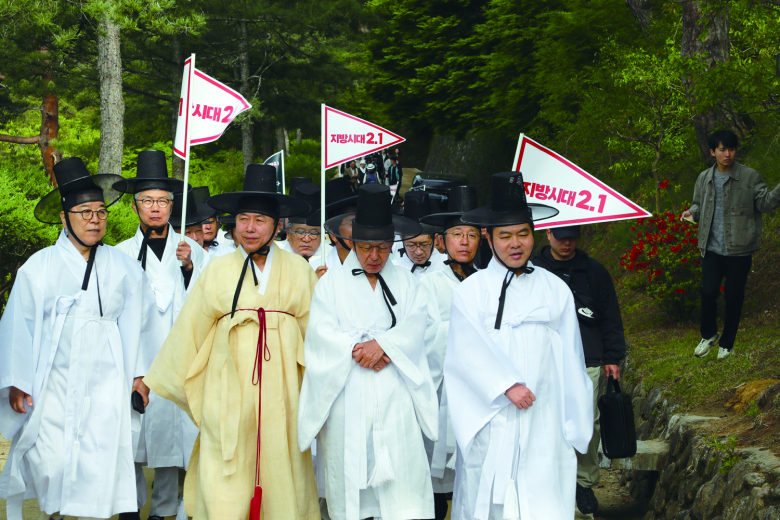 안동시는 제5회 퇴계선생 마지막 귀향길 재현행사 폐막식을 25일 도산서원 일원에서 개최했다. 지난 12일 경복궁에서 개막식을 시작으로, 14일간의 일정을 마무리하는 이번 폐막식은 25일 목요일 오전 8시 30분 권기창 안동시장과 김병일 도산서원 원장을 비롯한 재현단 등 200여 명이 안동도산서원 주차장에서 전교당까지 1km 걸으며 마지막 여정을 마무리했다. 올해로 5회째를 맞는 퇴계선생 마지막 귀향길 재현행사는 하루 평균 100여 명 이상의 참가자가 퇴계선생이 걸어온 그 길을 걸으며 ‘善人多’의 정신을 되새기고 그 여정을 함께 했다. 이번 귀향길 재현단은, 전국에서 공모한 50여 명의 일반인과 지난해에 비해 배가 늘어난 33명의 학생 재현단이 전 일정을 함께하며, 이 행사가 전국단위 행사로 자리매김하고 있음을 보여줬다. 또한 각 구간별로 20여 명에서 60여 명, 총 400여 명의 안동시 공무원이 함께하며 공무원으로서 퇴계선생의 가르침을 되새기고 시민을 위한 봉사의 정신을 다시 되새기는 계기를 마련하고, 퇴계귀향길이 한국의 대표적인 순례길로 명성을 자리매김할 수 있도록 그 걸음을 함께 했다. 지자체장과 유림 또한 퇴계선생의 정신을 함께 하기 위해 많이 동참했다. 전진선 양평군수를 비롯해 조길형 충주시장  등이 바쁜 일정에도 불구하고 행사에 참여해 환영의 뜻을 전했으며, 특히 영주 이산서원 행사에서는 이산서원 원장을 비롯한 유림 등 총 200여 명이 퇴계선생이 서원의 부활에 힘쓴 것에 감사의 뜻을 전했다. 김연태기자