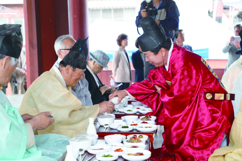 2024 차전장군노국공주축제의 마지막날, 안동 웅부공원에서 양로연이 열렸다. 이날 양로연에는 대한노인회에서 추천받은 어르신 30명을 모셨으며, 시조창 공연으로 시작해 덕담, 기로연, 헌수례 대금연주와 장수기원품 증정으로 이어졌다. 권기창 안동시장, 김경도 안동시의회 부의장, 권석환 문화원장이 자리해 어르신의 만수무강을 빌고 술을 올렸다. 어르신들을 대접한 음식은 안동농협여성대학 총동창회에서 준비했다. 권기창 안동시장은 “어버이날을 하루 앞두고, 이렇게 어르신들을 모시는 자리를 만들게 되어 뜻깊게 생각한다”라며, “앞으로도 어르신이 생활하시는 데 불편함이 없도록 최선을 다하겠다”라고 전했다. 김연태기자