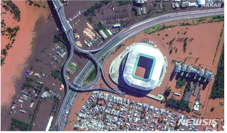 맥사 테크놀로지스가 제공한 두 장의 위성 사진에 7일(현지시각) 브라질 포르투알레그리의 그레미우 경기장 주변 홍수 이전(위)과 이후 모습이 보인다. 뉴시스