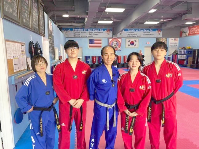 미 텍사스주 휴스턴 인근 해리스 카운티에서 태권도 도장을 운영하는 한인 가족이 성폭행 위기에 처한 소녀가 지르는 비명을 듣고 주저없이 현장으로 달려가 소녀를 구해내고 성폭행을 하려던 19살 남성을 붙잡아 신고를 받고 출동한 보안관에게 넘겨주었다고 미 CNN이 22일(현지시각) 보도했다. 안씨 가족의 모습. 뉴시스