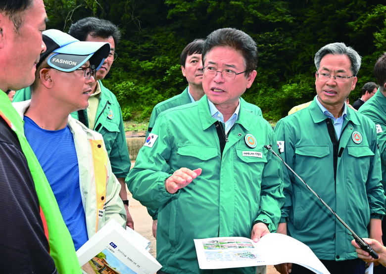 이철우 도지사는 10일 영양군 입암면 금학·대천리 피해현장을 점검하고 주민들 애로사항을 청취했다.  경북도제공