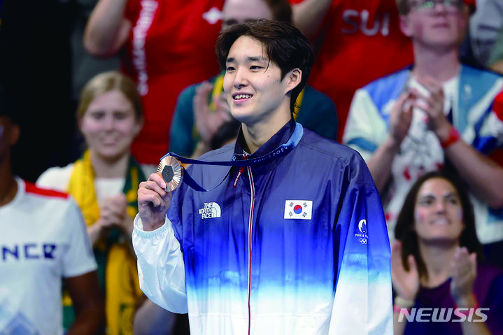 김우민, 수영 400m 자유형 ‘銅’<br>27일(현지시각) 프랑스 파리 라 데팡스 아레나에서 열린 2024 파리 올림픽 수영 남자 자유형 400m 시상식에서 동메달을 획득한 김우민이 포즈를 취하고 있다. 뉴시스