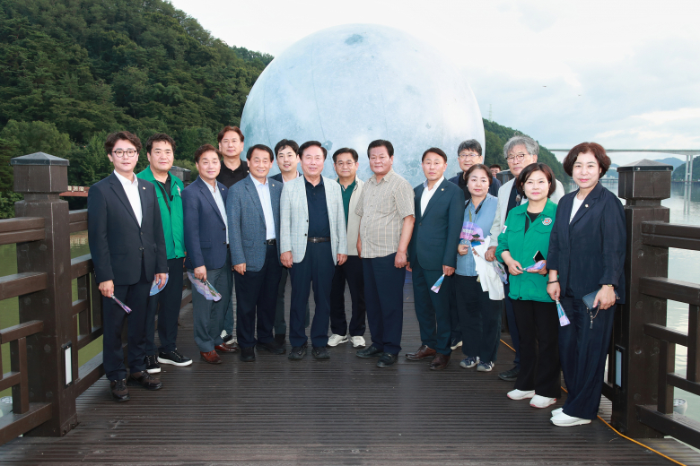 안동시의회(의장 김경도)는 지난 26일 월영야행 현장을 방문하여 월영교 일대 공연장을 둘러보며 상황을 점검했다고 밝혔다. <br>특히, 안동시의회는 시민들과 관광객들을 위한 프로그램의 운영과 안전사고 예방 조치 및 편의시설 등을 관심있게 살폈다. <br>안동시의회는 안동의 대표적인 여름밤 문화행사인 월영야행이 성공적인 행사가 될 수 있도록 지원에 최선을 다하겠다라고 말했다.  김연태기자