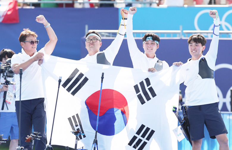김우진 김제덕 이우석이 29일 프랑스 파리 레쟁발리드에서 열린 파리 올림픽 양궁 남자 단체전 결승 프랑스와의 경기에서 승리하며 금메달을 확정한 뒤 환호하고 있다.  뉴시스