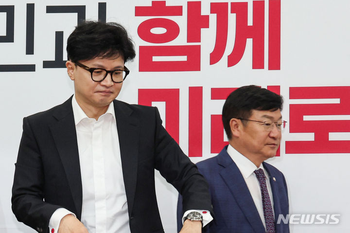 한동훈 국민의힘 당대표가 지난달 29일 오전 서울 여의도 국회에서 열린 최고위원회의에 참석하고 있다. 뒤로 정점식 정책위의장이 지나가고 있다.