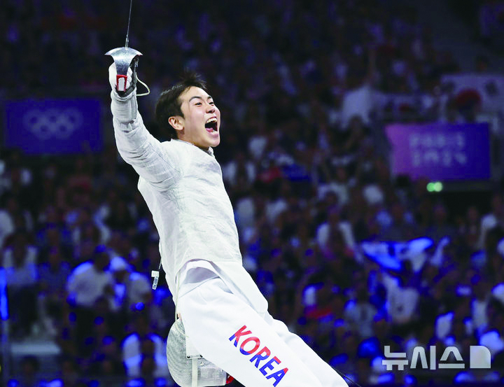 도경동이 지난달 31일(현지시각) 프랑스 파리 그랑 팔레에서 열린 2024 파리 올림픽 펜싱 남자 사브르 단체 결승 헝가리와의 경기에서 공격을 성공시킨 뒤 포효하고 있다.