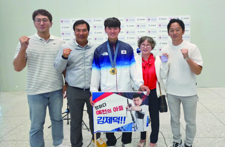 파리올림픽 양궁 남자 단체전 금메달을 획득한 예천군청 소속 김제덕 선수가 6일 오전 인천국제공항을 통해 귀국했다.  금인욱기자