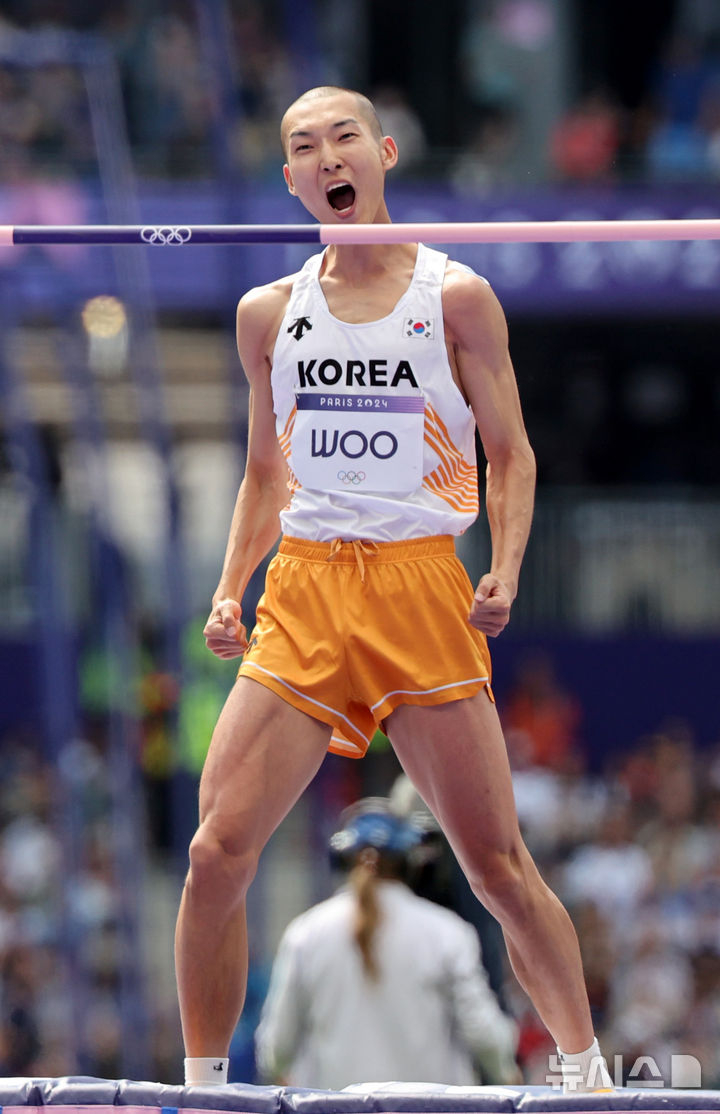 우상혁이 7일(현지시각) 프랑스 파리 스타드 드 프랑스에서 열린 2024 파리 올림픽 육상 남자 높이뛰기 예선에서 2m27을 2차 시기에 성공한 뒤 기뻐하고 있다.