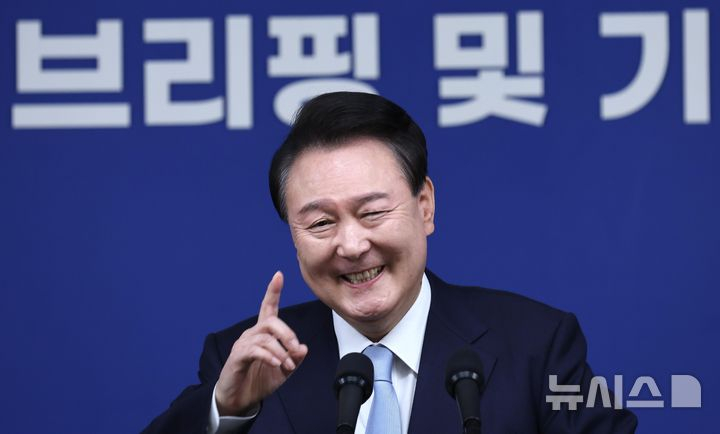 답하는 尹 대통령<br>윤석열 대통령이 29일 서울 용산 대통령실 청사 브리핑룸에서 열린 국정브리핑 및 기자회견에서 기자의 질문에 답하고 있다. 뉴시스