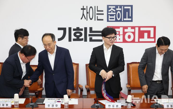 동상이몽<br>추경호 국민의힘 원내대표와 김재원(왼쪽) 최고위원이 29일 오전 서울 여의도 국회에서 열린 최고위원회의에서 악수를 하고 있는 가운데 한동훈 대표와 장동혁(오른쪽) 최고위원이 다른 곳을 바라보고 있다. 뉴시스