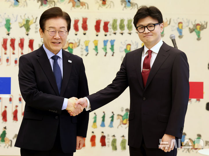 ‘손 잡은’ 한동훈·이재명<br> 한동훈 국민의힘 대표와 이재명 더불어민주당 대표가 1일 오후 서울 여의도 국회 접견실에서  국민의힘-더불어민주당 당 대표 회담에 앞서 기념촬영을 하고 있다. 뉴시스