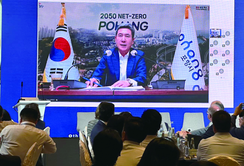 중국 심천에서 개최된 ‘유엔기후변화 글로벌혁신허브 제8회 시스테믹혁신워크숍(UGIH S.I.W.)’ 참석자들이 이강덕 포항시장의 기조연설 영상을 경청하고 있다.