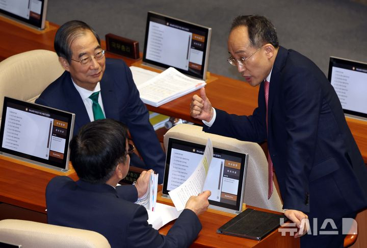 ‘엄지척’ 추경호 원내대표<br><br> 추경호 국민의힘 원내대표가 11일 서울 여의도 국회에서 열린 제418회국회(정기회) 제6차 본회의 대정부질문(경제)에서 한덕수 국무총리, 최상목 경제부총리 겸 기재부 장관과 대화하며 '엄지척'을 하고 있다. 뉴시스