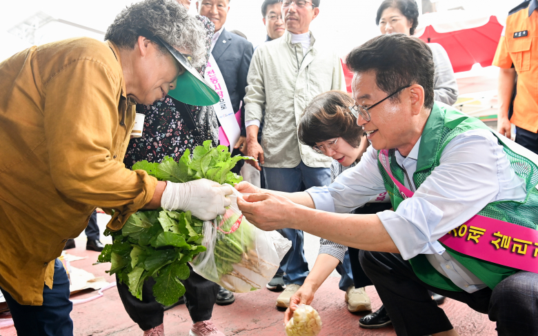 이철우 경북도지사가 추석을 앞두고 12일 상주중앙시장, 상주시 공공산후조리원, 사랑의 온기나눔 릴레이 자원봉사 현장, 순천향대학교 부속 구미병원을 방문해 도민의 일상을 챙기고 관계자들을 격려했다. 이 지사는 도청 직원 200여 명과 함께 상주중앙시장을 찾아 추석 명절 장보기를 하고 상인들과 지역민들을 직접 만나 이야기를 나누며 민생현장을 살폈다.장보기 행사가 끝난 후에는 상인회와 오찬 간담회를 가지고 이들의 고충과 전통시장 활성화를 위한 의견을 청취했다. 이어 저출생 정책 현장인 상주시 공공산후조리원을 방문해 시설을 둘러본 후 종사자들의 현장 불편사항과 건의사항을 듣고 관계자들을 응원했다. 이 지사는 