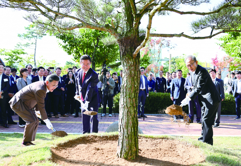 경북도는 24일 화공 굿모닝 특강 300회를 기념하는 행사를 역대 강사와 도의회, 공공기관장, 직원 등 200여 명이 참석한 가운데 개최했다. 이날 행사에는 이명박 전 대통령이 경북도청 이전 후 처음으로 신청사를 방문해 기념 축사와 강연집 발간 행사에 참여하고, ‘화공 굿모닝 특강 300회 개최 기념’이라는 글귀를 담은 기념식수도 진행해 특별한 의미를 더했다. 화공특강은 이철우 도지사가 민선 7기 취임 후인 2018년 11월에 4차 산업혁명 시대에 급변하는 환경에 적응하고 시대적 흐름을 주도해 지방 성공시대를 열기 위해서는 먼저 공무원부터 배우고 변해야 한다는 생각으로 개설한 새벽 공부 모임으로 햇수로 7년 만에 300회를 달성하며 지자체 공무원들의 공부 정석으로 자리매김하고 있다. 이명박 전 대통령은 기념 축사에서 “공부하는 사람을 절대 이길 수 없다”며, “경북은 예로부터 나라의 기틀을 세우는 인재의 산실이었고 대한민국을 만든 원동력이었다. 배움으로 기반을 닦고 준비한다면 어떤 어려움에도 경북이 중심이 되어 더 나은 대한민국의 미래를 활짝 열어갈 것이다”며 기대와 응원의 뜻을 전달했다. 이명박 전 대통령은 기념 축사에서 “공부하는 사람을 절대 이길 수 없다”며, “경북은 예로부터 나라의 기틀을 세우는 인재의 산실이었고 대한민국을 만든 원동력이었다. 배움으로 기반을 닦고 준비한다면 어떤 어려움에도 경북이 중심이 되어 더 나은 대한민국의 미래를 활짝 열어갈 것이다”며 기대와 응원의 뜻을 전달했다.<관련기사 3,7면>  이경미기자