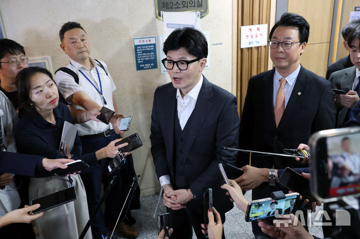 취재진 질문에 답하는 한동훈<br>한동훈 국민의힘 대표가 25일 오후 서울 여의도 국회 의원회관에서 열린 북한 그리고 통일 포럼 제2차 세미나를 마치고 나와 취재진 질문에 답하고 있다. 뉴시스