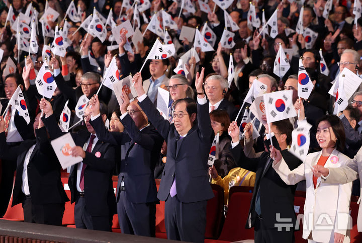 ‘괜찮아, 한글’ 578돌 한글날 경축식<br>한덕수 국무총리가 9일 오전 서울 종로구 세종문화회관에서 열린 578돌 한글날 경축식에서 만세삼창을 하고 있다. 뉴시스