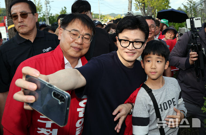 한동훈 국민의힘 대표가 12일 부산 금정구 도시철도 1호선 노포역을 출발해 온천장역까지 도보로 이동 중 시민들과 기념사진을 찍으며 윤일현 금정구청장 보궐선거 후보의 지지를 호소하고 있다. 뉴시스