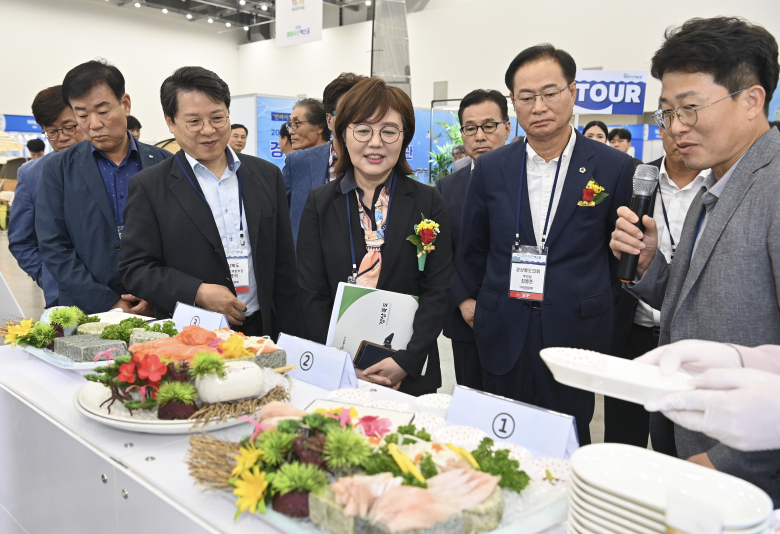 경북도는 환동해 시대를 선도하고 해양수산산업을 육성하기 위해 2024 해양수산엑스포를 대구 엑스코(동관 4·5홀)에서 11일부터 13일까지 3일간 개최했다. 이번 2024 해양수산엑스포는 2022년 대구 엑스코에서 개최된 이래로 3회째 개최되며 △수산 식품 및 가공식품 △수산 기자재 △해양레저·관광 등 150개 업체의 다양한 홍보관을 만날 수 있을 뿐만 아니라 경북 5개 시군 홍보관, 관상어 전시관 등에서 다양한 볼거리도 볼 수 있다. 또한 국립해양과학관, 국립해양유산연구소, 한국해양과학기술원 동해연구소, 한국수산자원공단, 환동해산업연구원 등 전국 해양수산 관련기관 등이 참여해 세계 및 우리나라 해양수산 관련 정보를 제공했다.  특히, 올해에는 지역 해양수산 중소기업의 우수기술·제품의 홍보마케팅 및 내수판매 증진을 위해 국내 대형 유통사(쿠팡, 롯데마트, 11번가, NS홈쇼핑 등)와 참여기업의 1:1 매칭 구매상담회는 우리 지역 수산물 매출이 많이 늘어날 기회의 장이 될 것으로 기대한다. 11일부터 13일까지 매일 진행되는 경북수산물 활용 요리반에서는 변화하는 소비 흐름에 맞춰 경북수산물과 수산가공식품을 활용한 요리체험, 수산물 요리 경향과 최신기술을 소개했다. 이경미기자