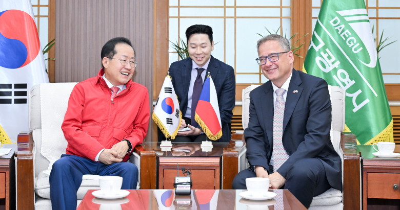 홍준표 대구시장은 14일 대구시청을 방문한 이반 얀차렉 주한체코대사와 면담했다. 이반 얀차렉 주한체코대사는 홍준표 대구시장 면담에서 “한국에서 가장 중요한 도시 중 하나인 대구의 시장님을 만나뵙게 되어 영광이다”고 말했다. 이에 홍준표 대구시장은 “이번 한국-체코 원전 합작을 포함하여 우리나라와 체코는 밀접한 경제 협력관계에 있다”며, “체코는 한국의 유럽 진출에 전진기지의 역할을 할 중요한 나라인만큼 앞으로의 대구-체코간 교류와 협력을 위해 노력하겠다”고 말했다. 윤기영기자