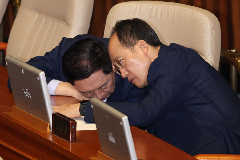 추경호 국민의힘 원내대표와 김기현 의원이 4일 오전 서울 여의도 국회에서 열린 제418회 국회(정기회) 제 11차 본회의에서 대화를 나누고 있다. 뉴시스
