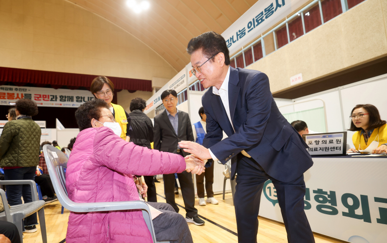 경북도는 영양군과 함께 지역 유수 대학병원들과 지방의료원, 도 의사회 등 15개 기관 250명으로 의료봉사단을 구성해 5일 영양군민회관에서 ‘별빛고을 영양에서 건강을 나누는 의료봉사’를 진행했다.이번 봉사는 최근 의료대란으로 녹록지 않은 상황이 장기화하는 중에도, 경북의 의료여건을 개선하고자 하는 뜻과 의지를 담아, 도와 영양군, 지역 유수 대학병원들과 의료원 등 총 15개 기관이 출동했다. 이번 의료봉사단은 의사 34명, 간호사 42명 등 총 250명이 어르신들이 필요로 하는 내과, 정형외과, 피부과, 안과 등 총 15개 진료과를 설치해, 600여 명의 건강을 꼼꼼하게 살폈다. 특히 한방, 산부인과, 치과 이동 진료 버스 등 다양한 의료 장비로 진료 서비스의 질을 한층 높여 군민들로부터 큰 호응을 받았다. 경북도는 추진단 출범 이후 지금까지 지방의료원에 전문의 파견, 간호사 맞춤형 현장 임상 실무 교육 훈련, 의료 질 향상을 위한 대학병원  멘토링 제공 등 다양한 사업을 추진해 왔다. 김천의료원에서는 추진단의 사업 추진에 대한 감사한 마음을 전달하기 위해 직원들이 십시일반 마음을 모아 마련한 발전 기금을 계명대학교동산의료원으로 전달하는 행사도 했다. 이철우 경북도지사는 “앞으로도 도민 건강권을 보장하기 위해 `찾아가는 의료봉사' 활동을 지속적으로 추진할 것이며, 도민이 의료서비스를 받는 데 어려움이 없도록 의료여건 개선에 노력하겠다”고 밝혔다. 이경미 김연태기자