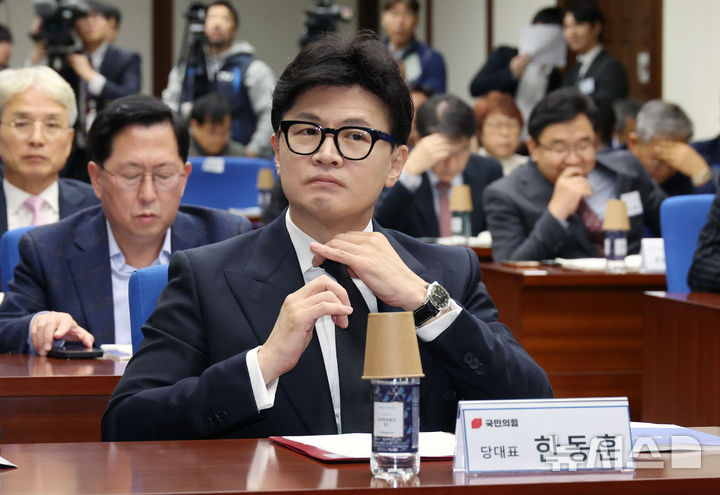 넥타이 고쳐 메는 한동훈 <br>한동훈 국민의힘 대표가 5일 오후 서울 여의도 국회도서관에서 정성국, 김대식 의원실 주최로 열린 2024 교육정책 학술 심포지엄-교사:미래를 바꾸는 희망에 참석해 잠시 넥타이를 고쳐 메고 있다. 뉴시스