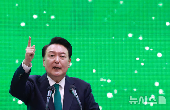윤석열 대통령이 5일 경기도 고양 킨텍스에서 열린 '2024 전국새마을지도자대회'에서 축사하고 있다. 뉴시스