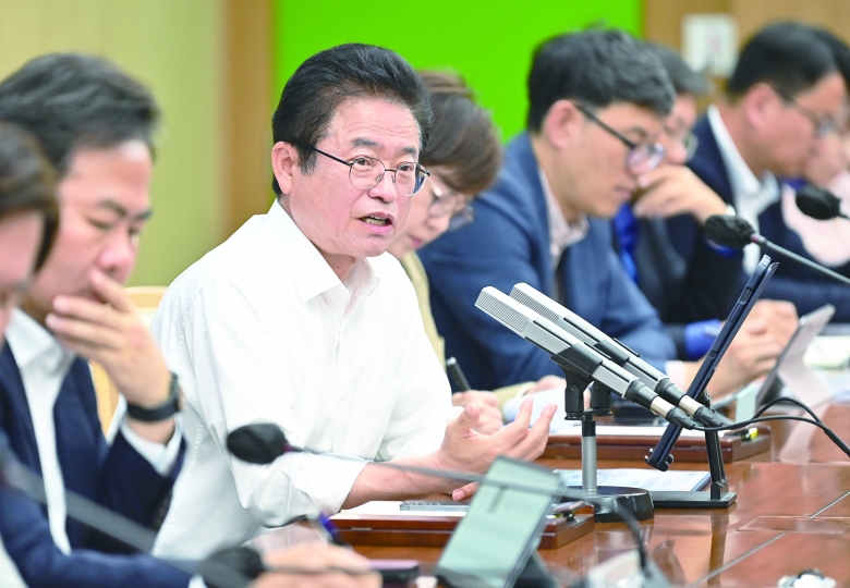 이철우 도지사가 5일  '2025 APEC 경주 준비사항 점검회의'를 주재하고 있다.