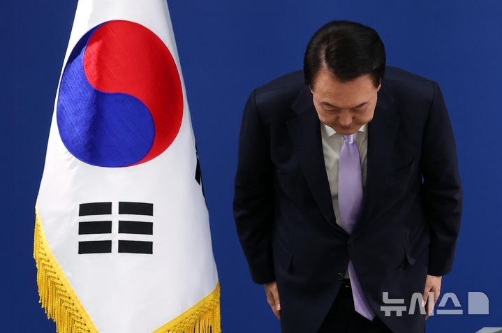 윤석열 대통령이 7일 서울 용산 대통령실 청사에서 대국민담화 중 고개 숙여 사과하고 있다. 뉴시스