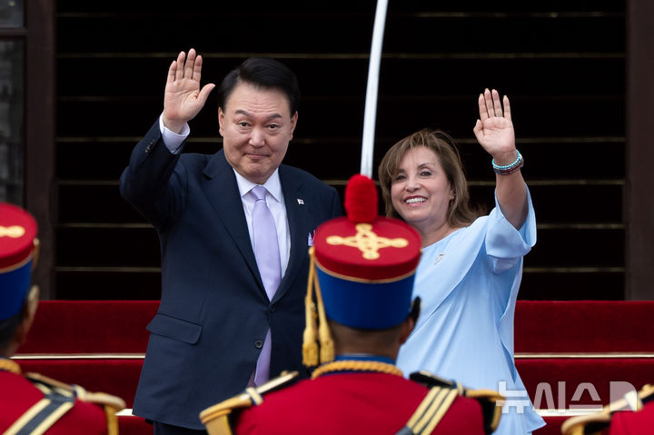 아시아태평양경제협력체(APEC) 정상회의 참석차 페루를 공식 방문한 윤석열 대통령이 16일(현지시각) 페루 리마 대통령궁 광장에서 열린 공식 환영식에서 디나 볼루아르테 페루 대통령과 손을 들어 인사하고 있다. 뉴시스