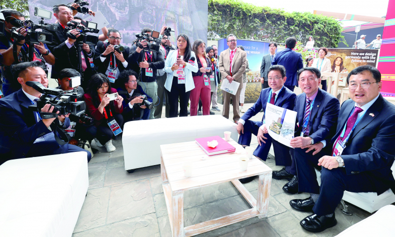 지난 15일 2024년 APEC 정상회의가 열리는 페루 리마에서 이철우 경북지사 일행이 내외신 기자들과 인터뷰를 하고 있다.