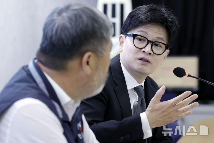한동훈 국민의힘 대표가 19일 서울 영등포구 한국노총을 방문해 간담회 발언을 하고 있다. 뉴시스