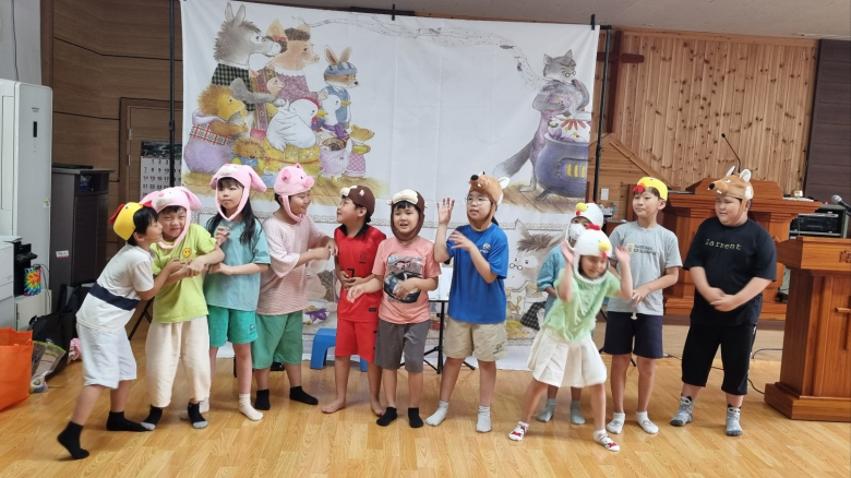 경북도는 산간오지, 벽지, 도서 지역 등 돌봄 소외지역 아이들에게 맞춤형 놀이 경험을 제공하는 ‘찾아가는 놀이터’ 사업을 20일 경북도청 어린이집에서 ‘찾아가는 프리 플레이 버스 프로그램’을 끝으로 정규 운영을 마무리했다. 올해는 5월부터 11월까지 7개월간 14개 지역, 57개 기관을 방문해 찾아가는 프리 플레이 버스, 캠핑과 트리 트리클라이밍으로 만나는 놀라운 숲, 인성 감성 뮤지컬 체험 등 3개 프로그램을 진행해 약 1,300명이 참여했다. 특히, 청송, 영양, 봉화 등 경북 북부지역 및 울릉도 등 돌봄 소외지역을 집중적으로 방문해 아이들에게 다양한 놀이 체험에 대한 기회를 제공하고, 접근성을 높였다 이경미기자