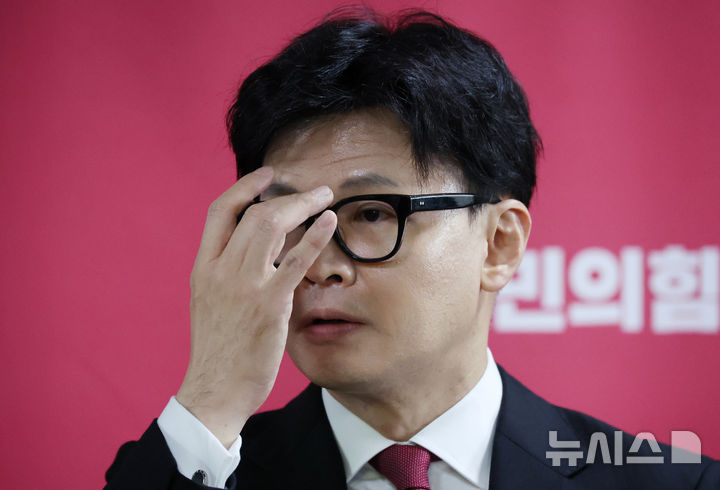 한동훈 국민의힘 대표가 21일 오전 서울 여의도 국회에서 열린 최고위원회의를 마친 뒤 취재진 질문에 답변하다 안경을 고쳐 쓰고 있다.